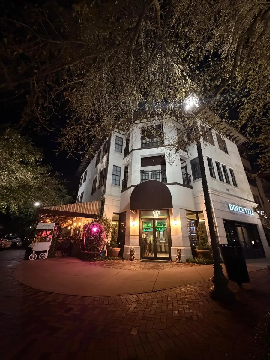 Dolce Vita at night